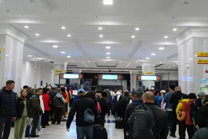 В первый день после введения Китаем безвизового режима для россиян на КПП Маньчжоули наблюдался пик въездов в КНР